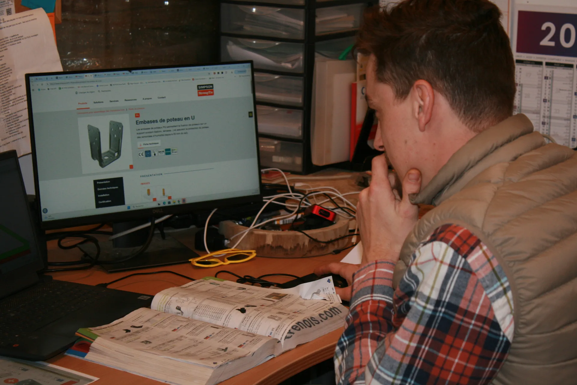 Détail assemblage bois en atelier