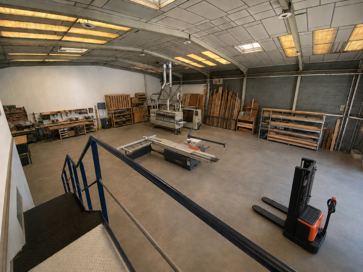 Intérieur de l'atelier de fabrication La Planète Bois