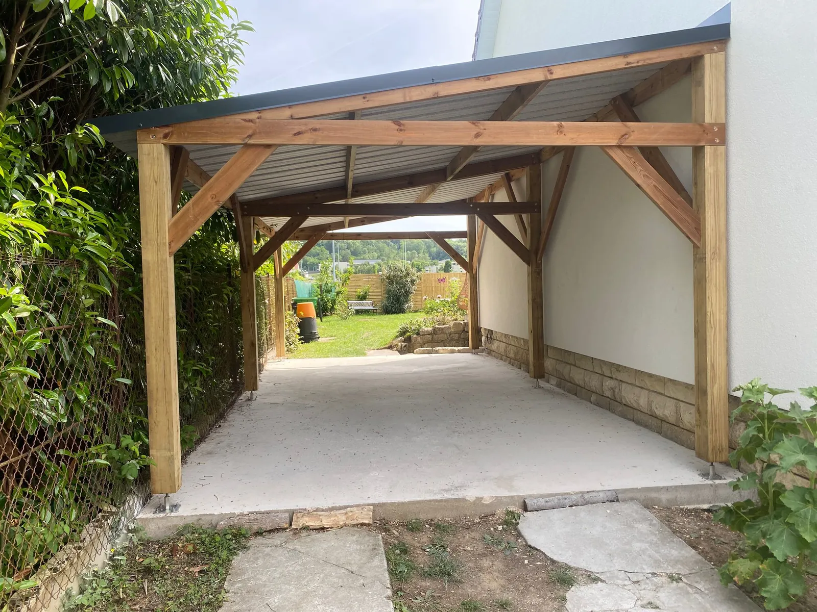 Carport bois adossé bac acier, vue rapprochée