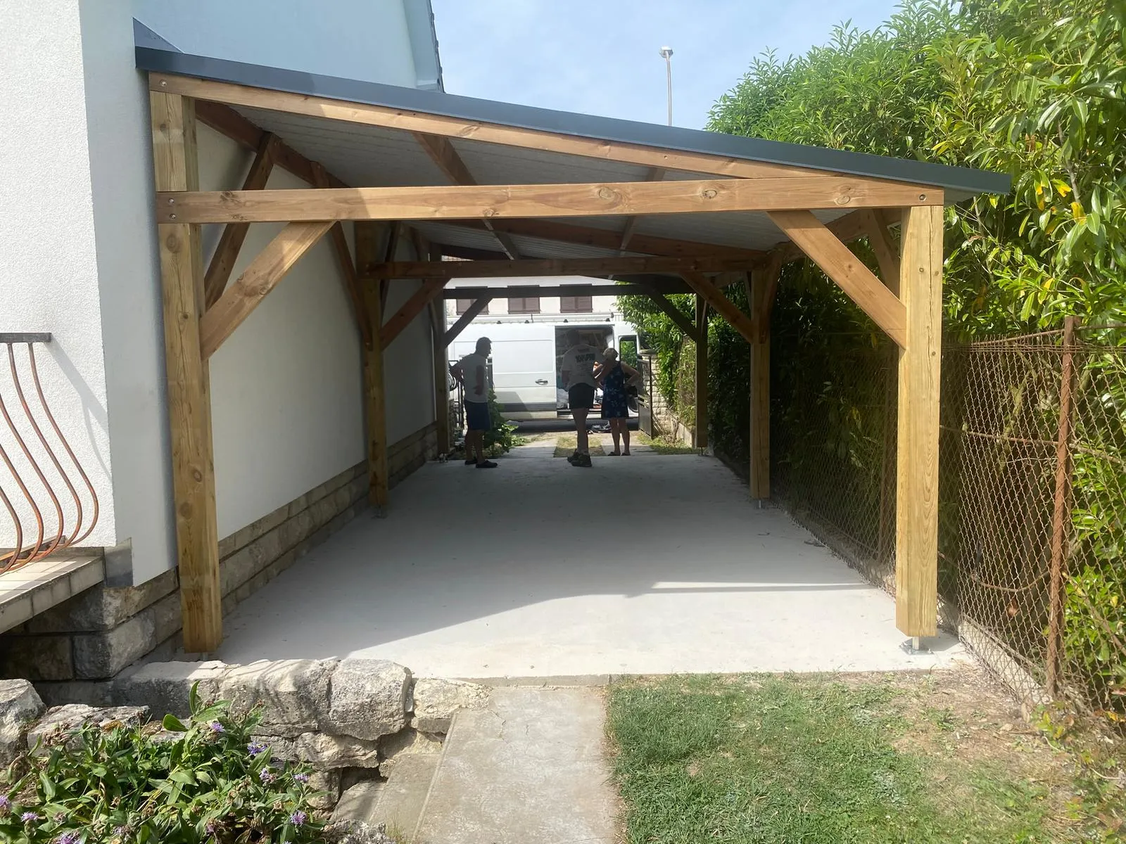 Carport bois adossé avec toiture bac acier réalisé par La Planète Bois — un projet soumis à déclaration préalable