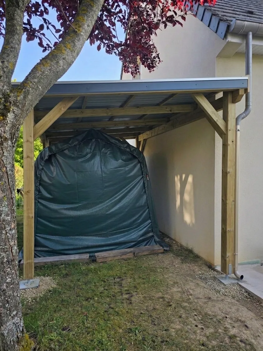 Carport adossé à la maison
