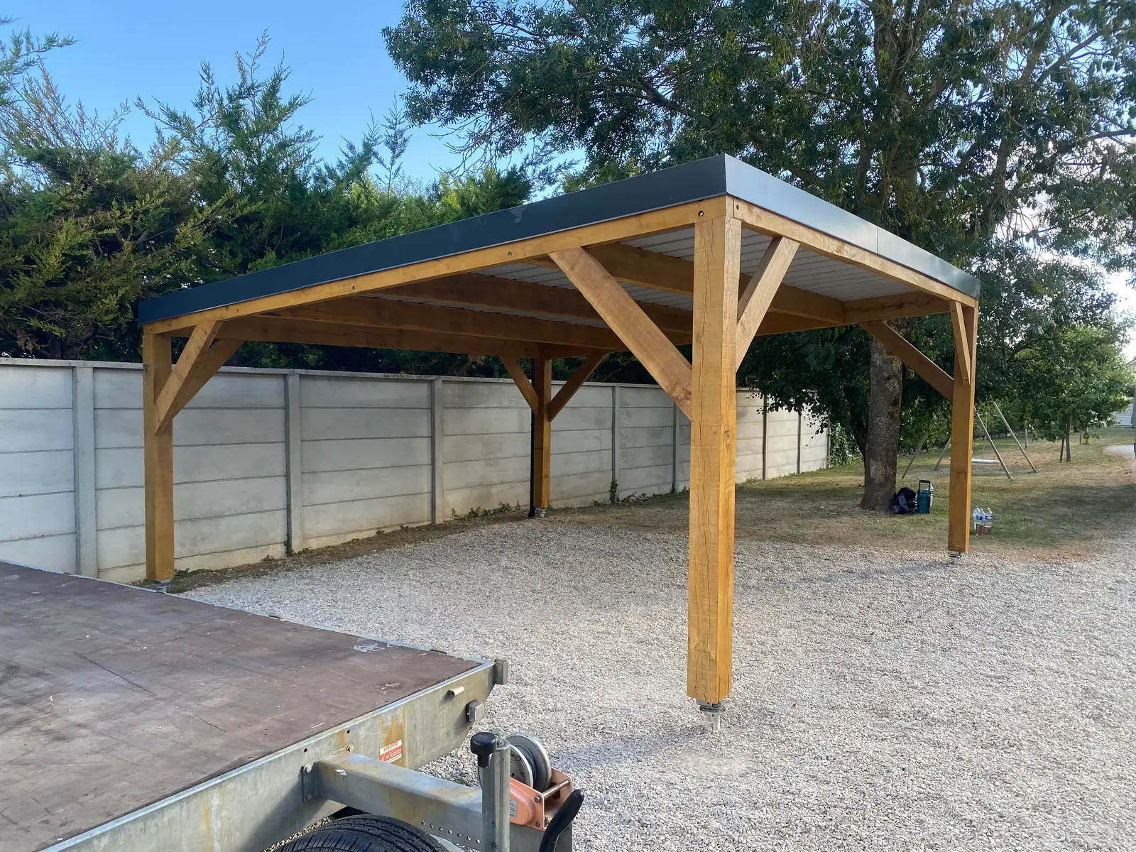 Carport en chêne massif autoporté avec toiture bac acier anthracite, réalisé à Troyes dans l'Aube