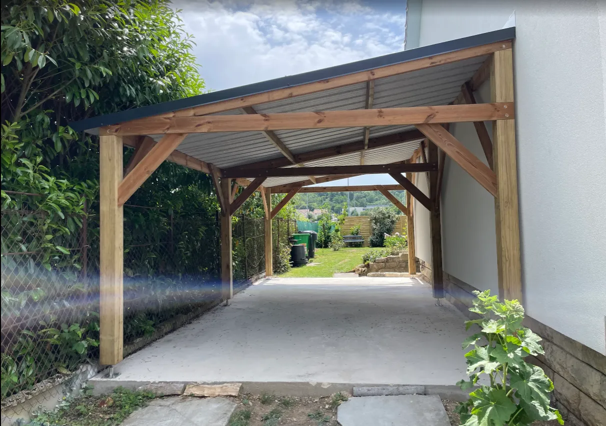 Carport bois autoporté à toiture bac acier vu de face, réalisé à Crépy-en-Valois dans l'Oise