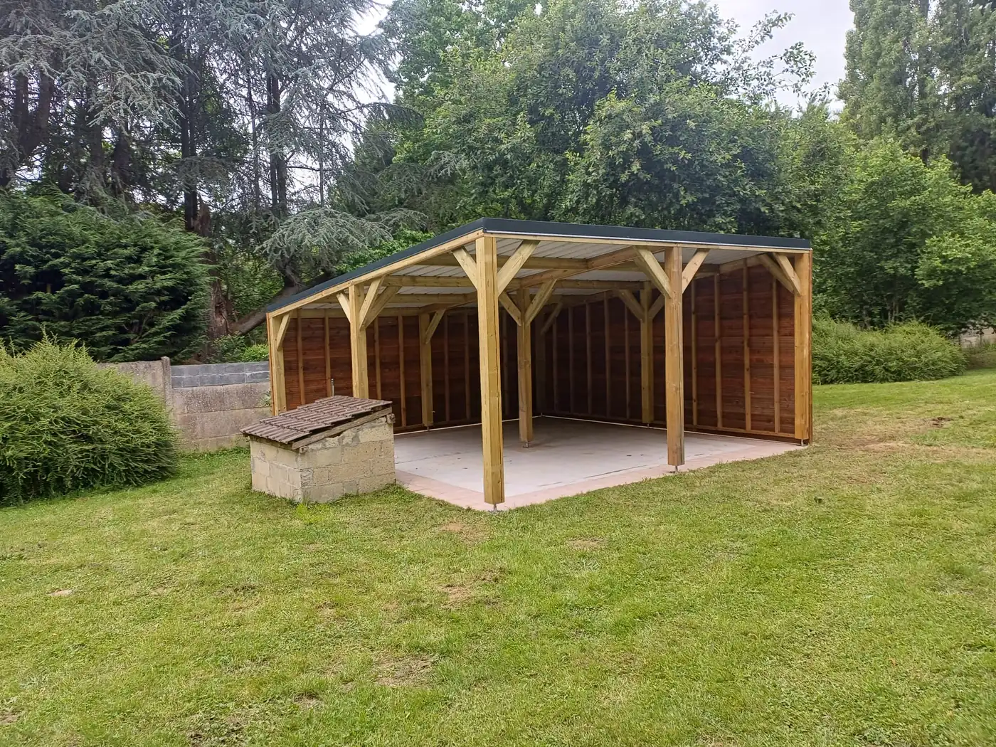 Carport bois autoporté de 36 m² avec bardage bois sur trois côtés, posé sur dalle béton par La Planète Bois à Bonneuil-en-Valois (Oise)