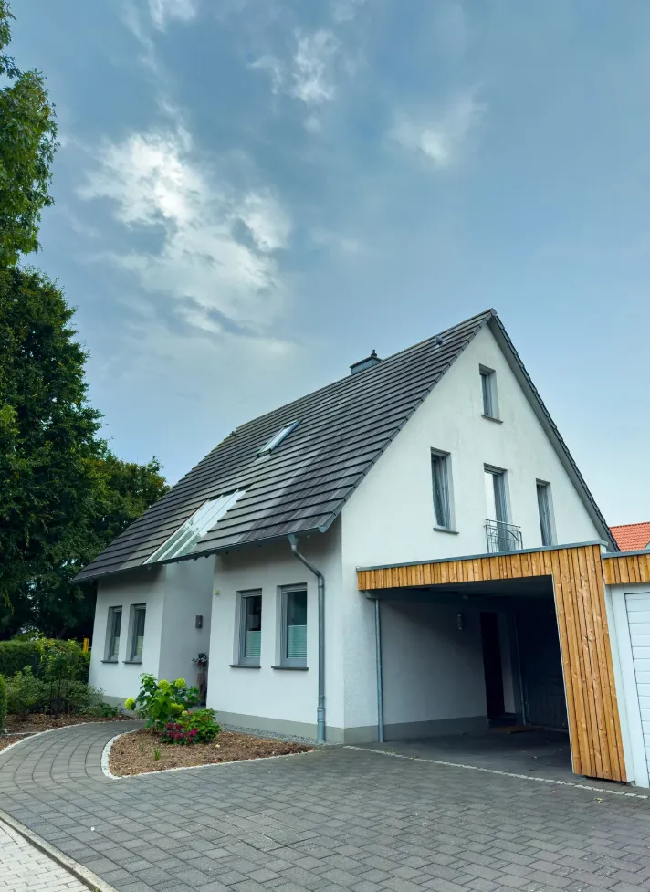 Carport en bois intégré à l'entrée d'une maison