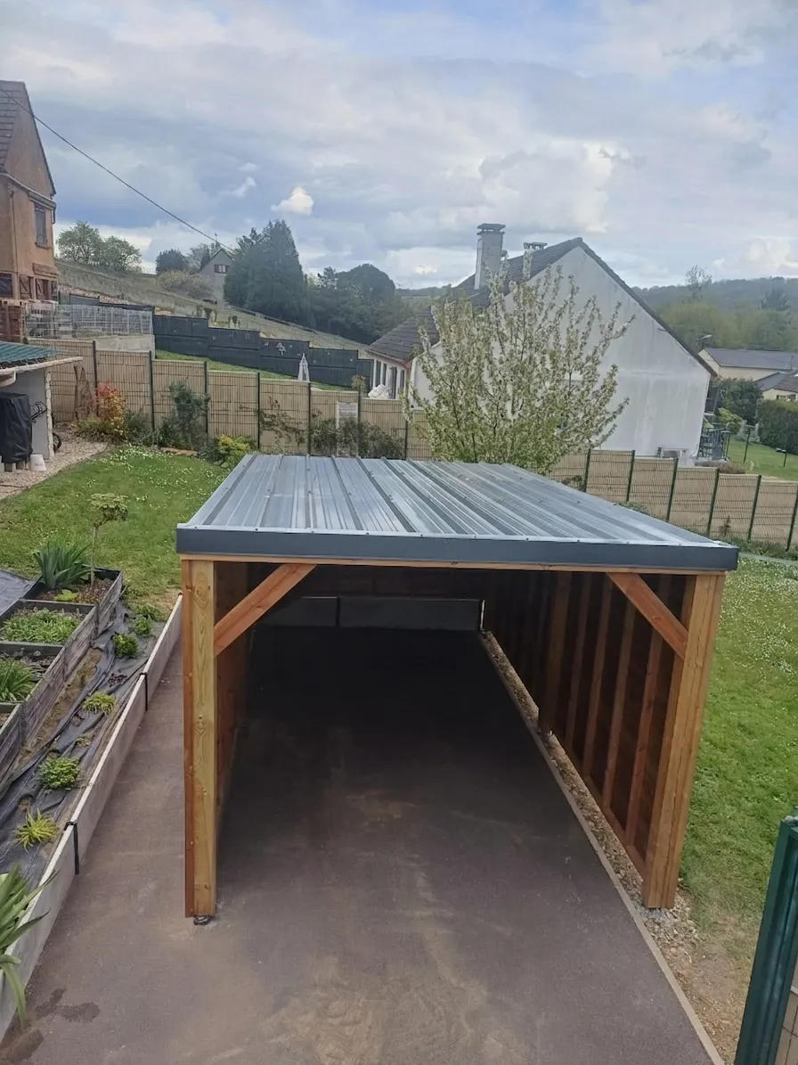 Carport en bois à toit monopente dans un jardin