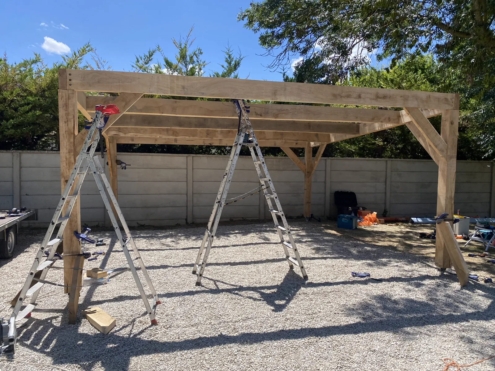 Levage de la charpente en chêne du carport à Pont-Sainte-Marie, montage des poutres 80x250 mm