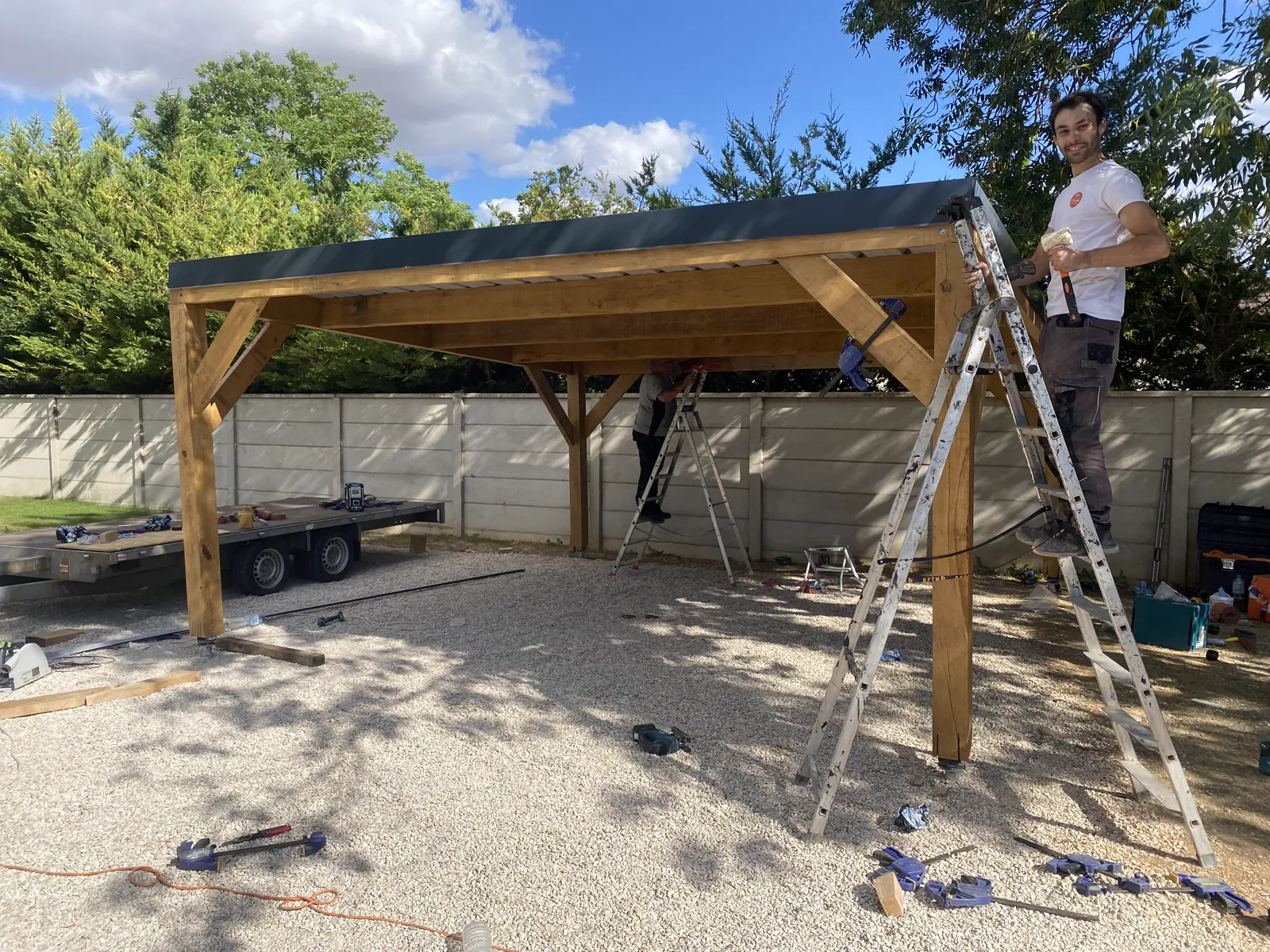 Pose de la toiture bac acier anthracite anti-condensation sur le carport en chêne à Pont-Sainte-Marie (Aube)
