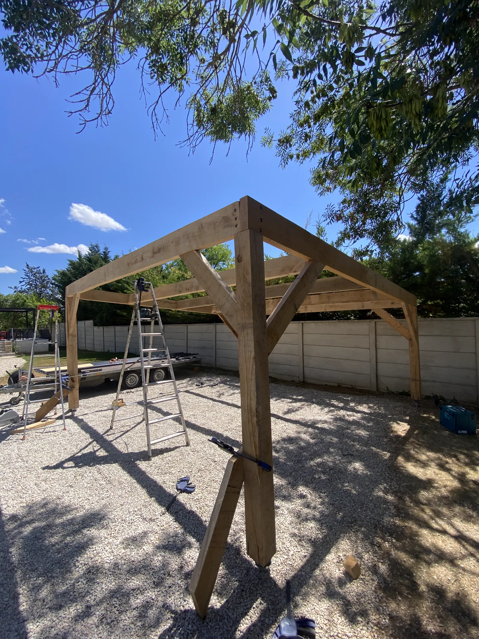 Poteau en chêne massif 150x150 mm avec jambes de force, carport en construction à Pont-Sainte-Marie près de Troyes