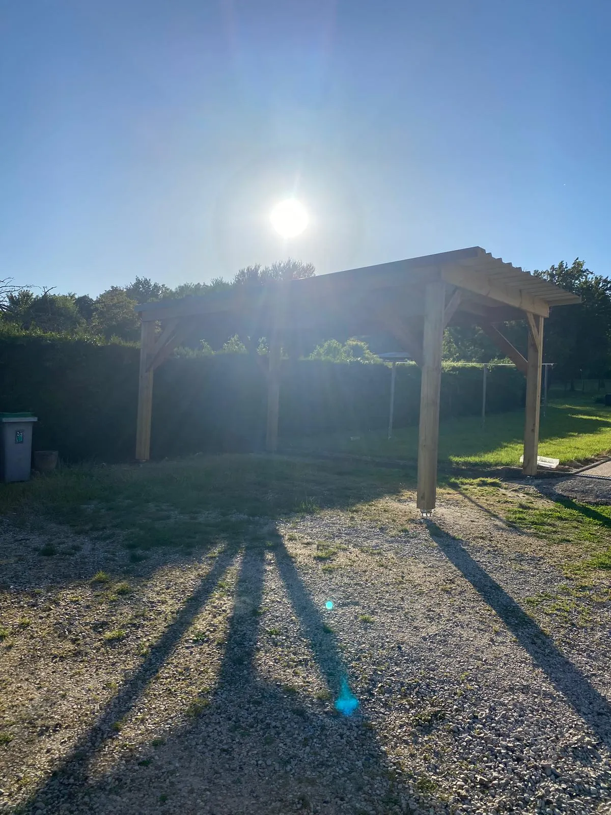 Carport bois toit plat vu du jardin