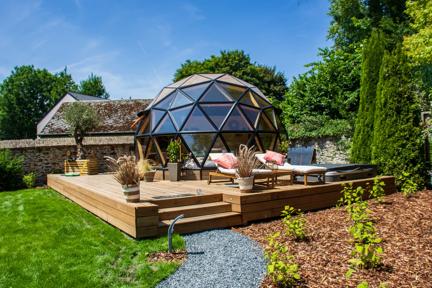 Dôme géodésique en bois et terrasse aménagée
