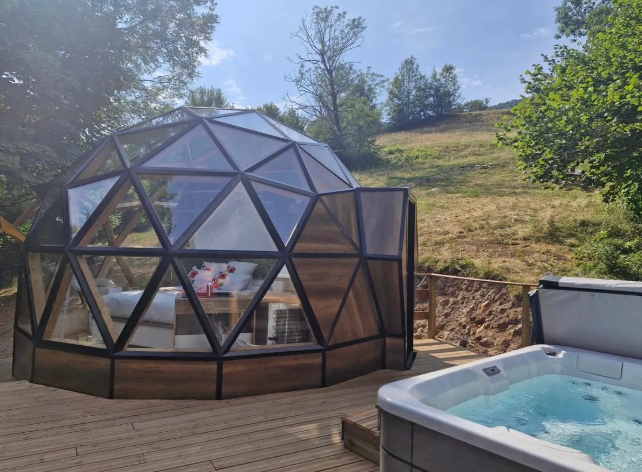 Dôme bois, terrasse et spa au cœur d'un jardin
