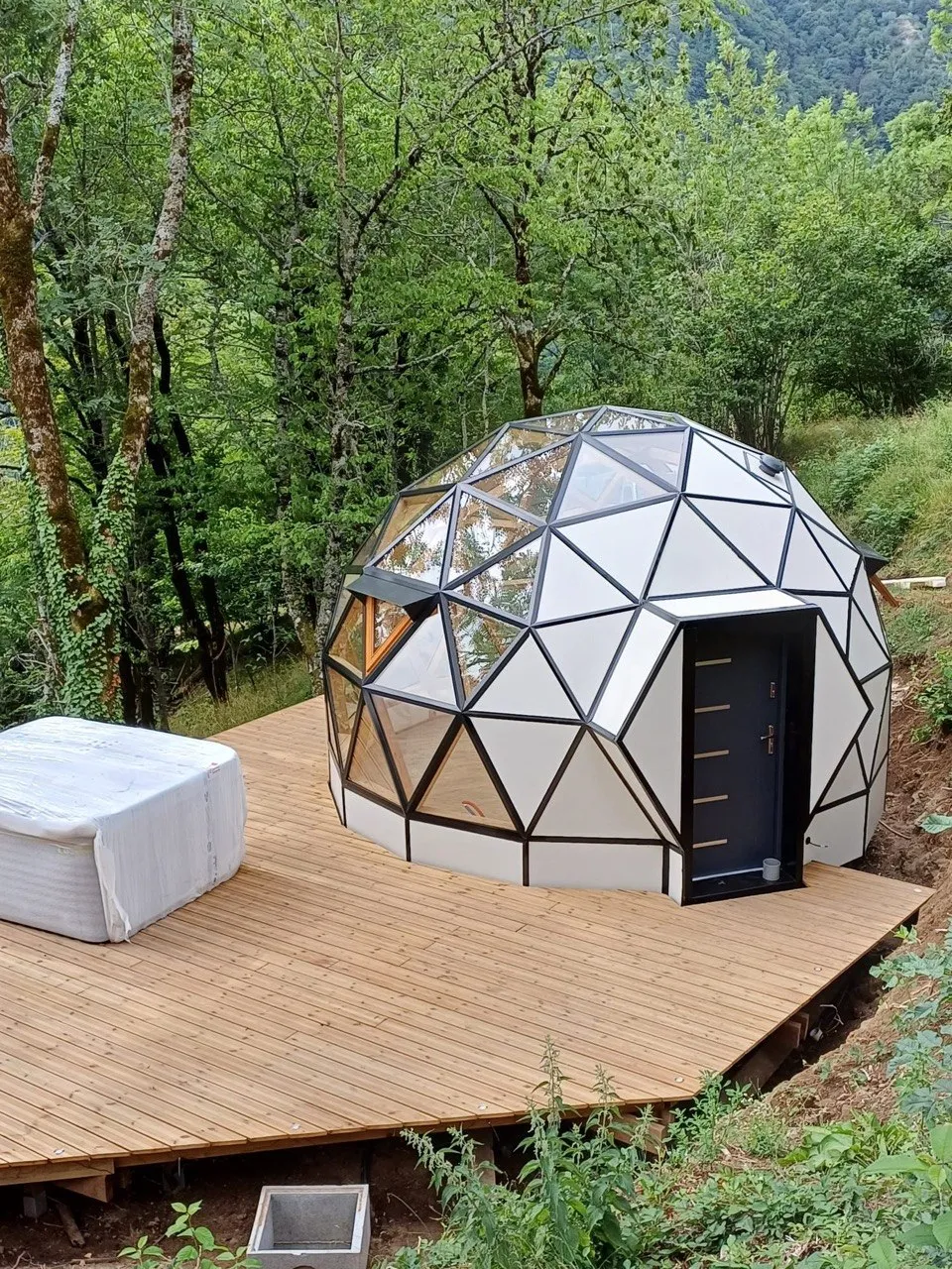 Dôme bois et terrasse avec vue sur la montagne