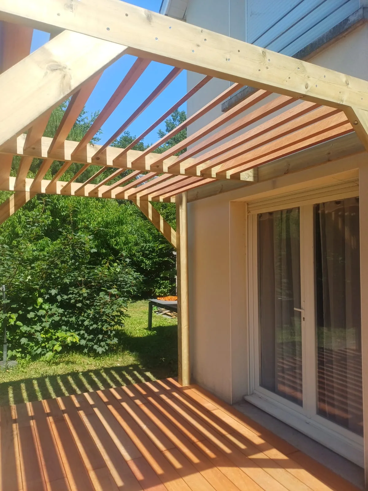 Toiture de pergola bois autoportée à lames fixes inclinées à 45°, à Bezannes près de Reims