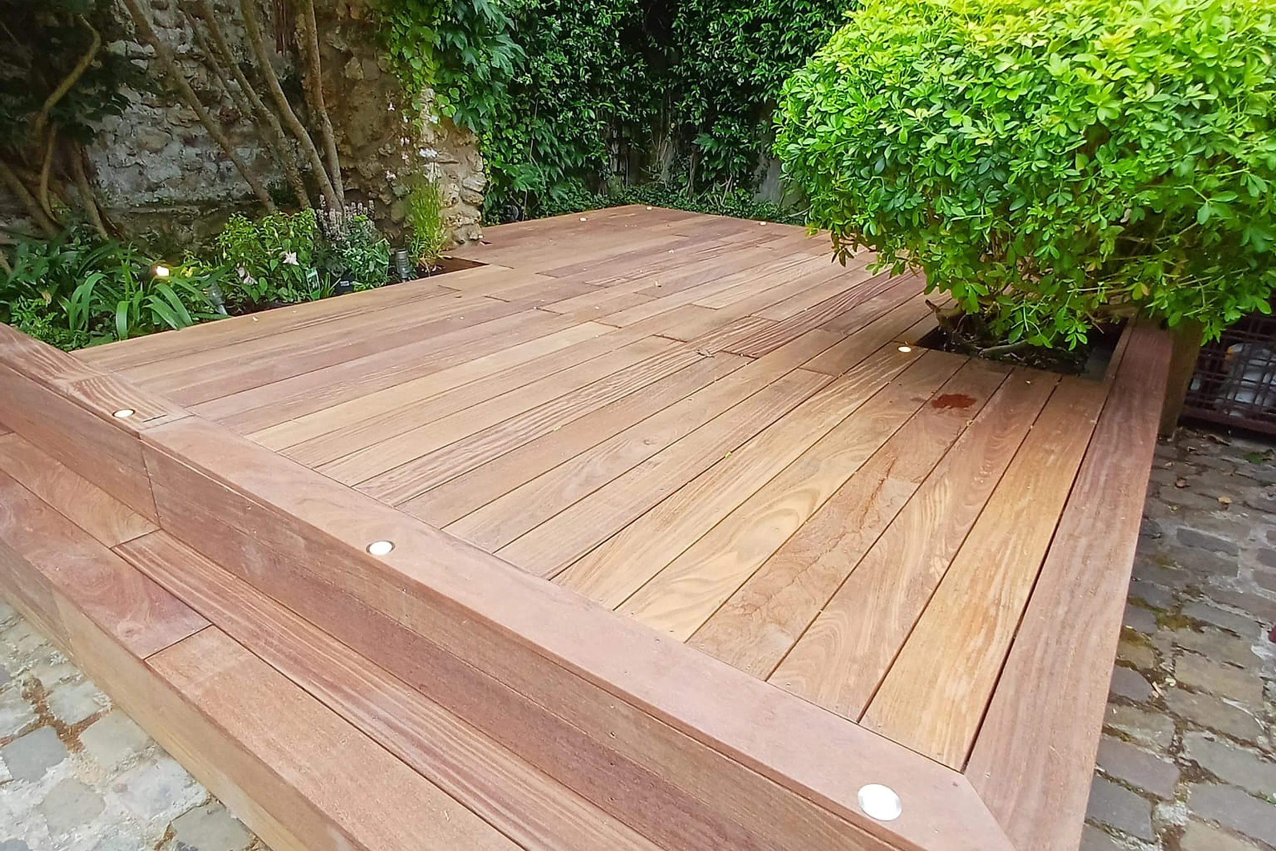 Terrasse bois exotique en cumaru sur mesure, marches et éclairage LED encastré, réalisée par La Planète Bois à Chambourcy