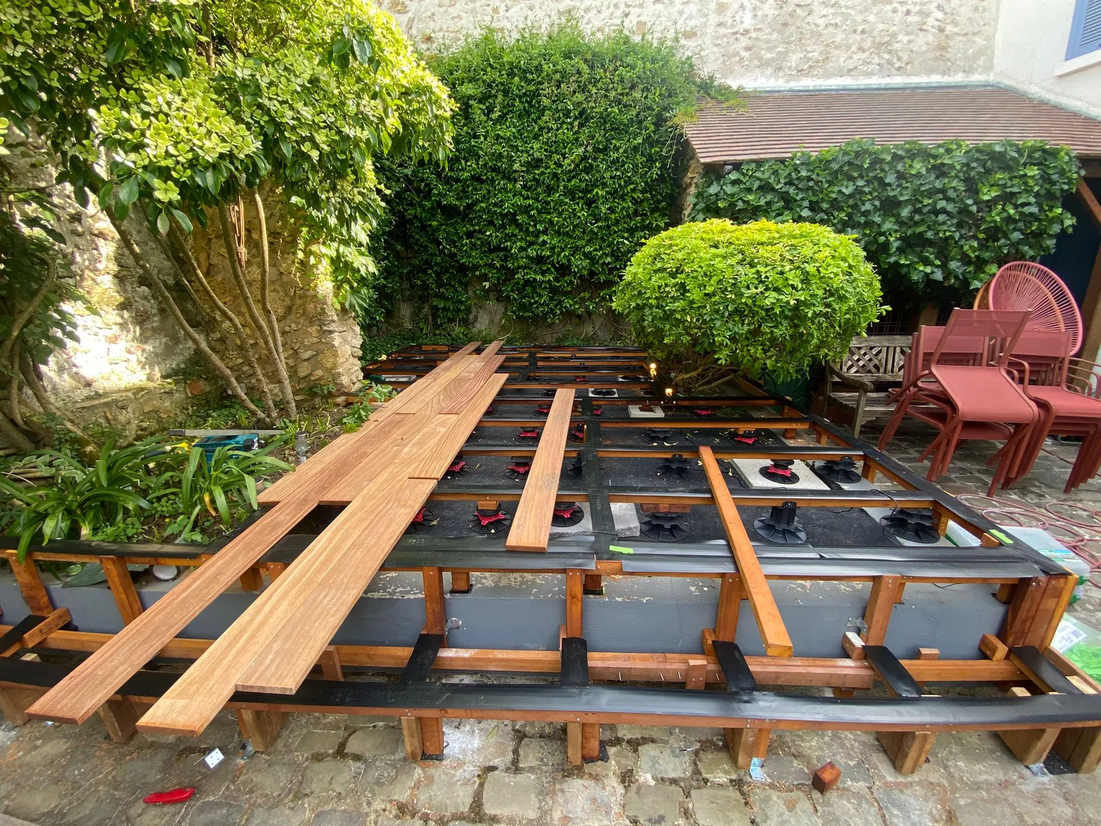 Structure en lambourdes d'une terrasse bois exotique en cours de pose, à Chambourcy