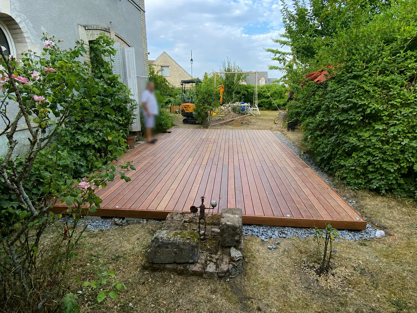 Terrasse en bois exotique vue depuis le jardin en fin de chantier, réalisée à Hermonville près de Reims