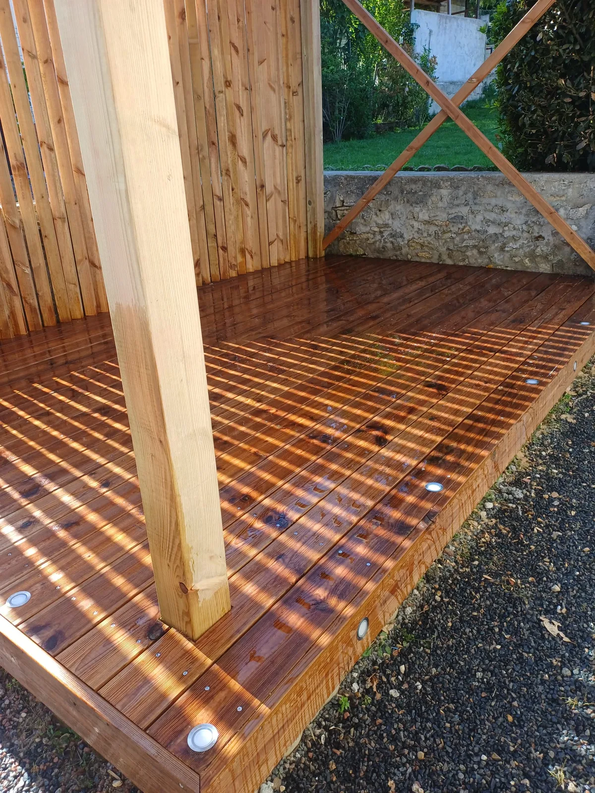 Terrasse bois en pin classe IV à Congis-sur-Thérouanne : lames saturées brun miel et spots LED encastrés dans le nez de terrasse