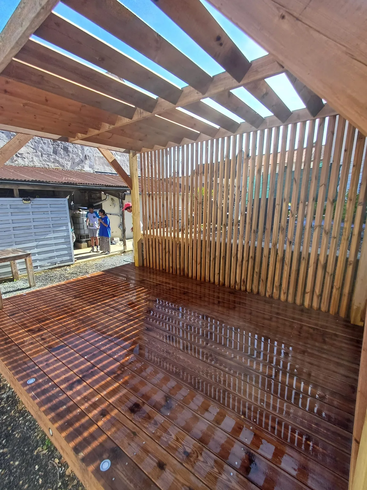 Terrasse bois et pergola adossée en pin classe IV à Congis-sur-Thérouanne, toiture en claire-voie et claustra brise-vue