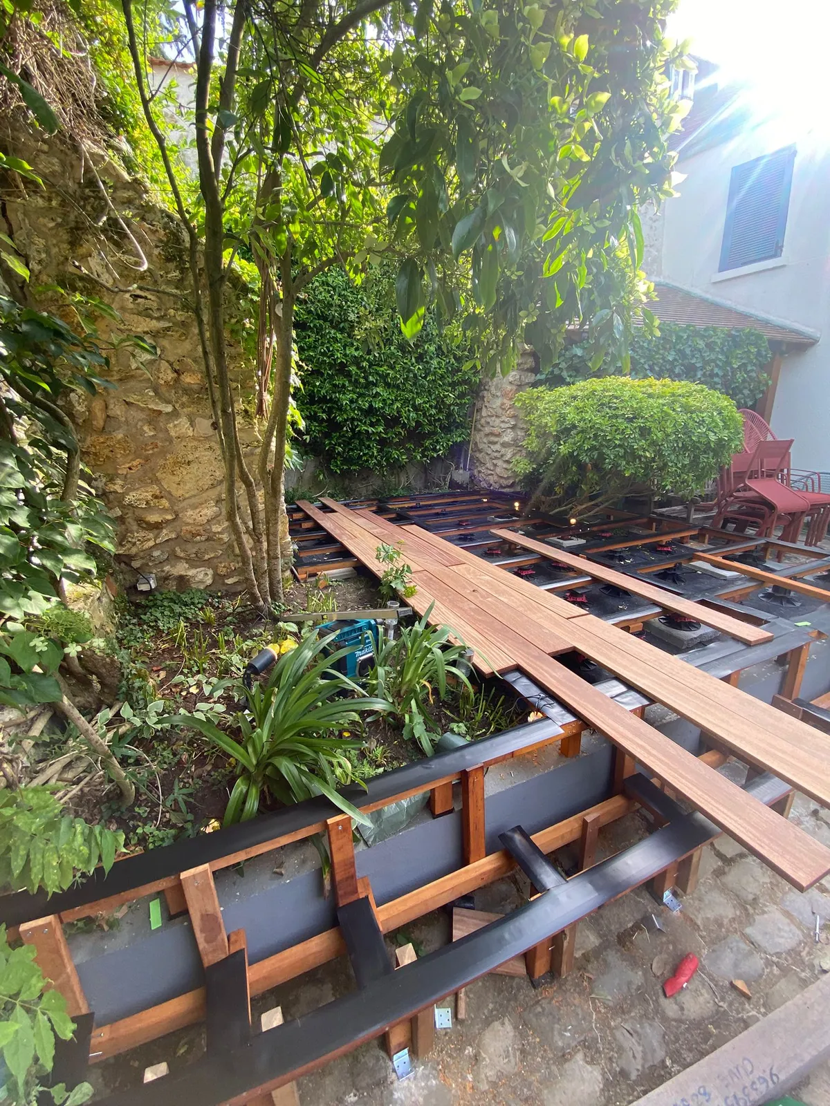 Ossature de terrasse sur plots réglables, vue rapprochée